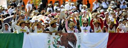 El eufórico saludo de algunos de los 600.000 fieles que participaron ayer de la misa del Papa en el Parque Bicentenario de Silao