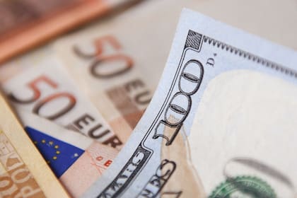 El euro cayó por debajo del dólar por primera vez desde 2002.