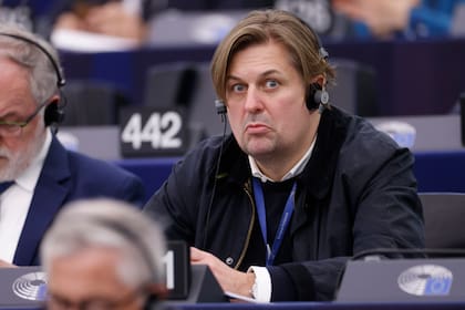El eurodiputado alemán Maximilian Krah, del grupo de ultraderecha "Alternativa pro Alemania", hace un gesto durante una sesión en el Parlamento Europeo en Estrasburgo, Francia, el martes 23 de abril de 2024.