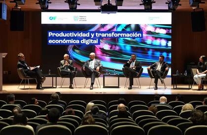 El evento “Crecimiento económico, productividad y transformación digital” reunió a autoridades y expertos en México para trazar una hoja de ruta que permita a la región pasar de la adopción pasiva de tecnología a una estrategia de desarrollo integral.