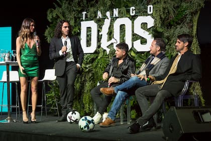 El evento en el que se presentó el avión Tango Dios fue conducido por el exjugador de la Selección Argentina Juan Pablo Sorin y la periodista Agustina Casanova