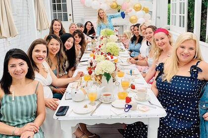 El evento, organizado por sus amigas, se llevó a cabo en el jardín de invierno de su casa de Burnaby, en Vancouver.