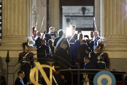 El evento protocolar de apertura cuenta con la presencia de autoridades de las Fuerzas Armadas y el Poder Judicial