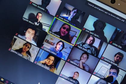 El evento, que fue transmitido por Zoom, fue finalizado luego del exabrupto y la casa de estudios pidió disculpas