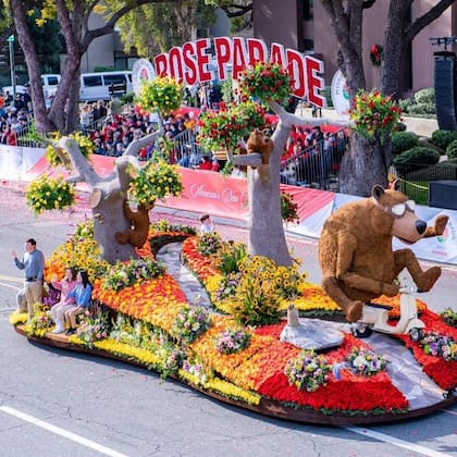 El evento reúne a diversas carrozas decoradas con rosas y de maneras ingeniosas