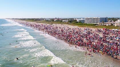 El evento reúne más de 12 mil espectadores y más de 400 surfistas (Instagram/@surfingsantas)