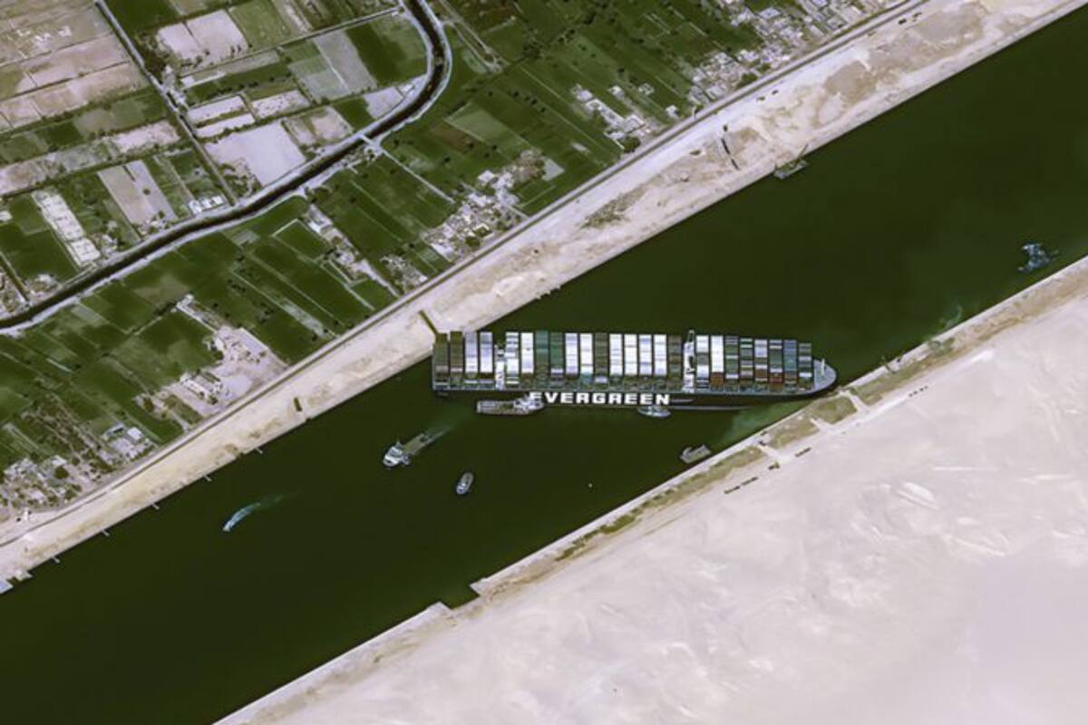 El Ever Given está impidiendo el tráfico por el Canal de Suez en ambas direcciones
