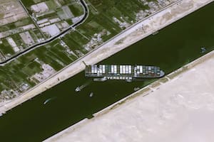 El Ever Given está impidiendo el tráfico por el Canal de Suez en ambas direcciones