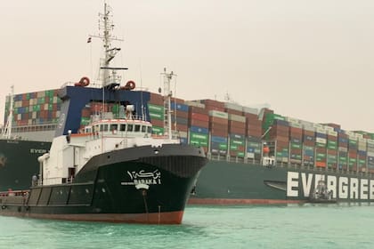 El "Ever Given", un navío de más de 219.000 toneladas que se dirigía a Rotterdam (Holanda) procedente de Asia, quedó atravesado impidiendo el tráfico cuando acababa de atravesar la entrada sur del Canal de Suez