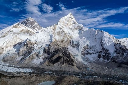 El Everest comenzó a sufrir las consecuencias del cambio climático y sus encargados realizarán modificaciones en las travesías