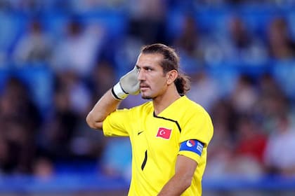 El ex arquero de Barcelona Rustu Recber.