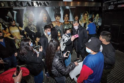 El ex arquero posa con los fans que lo esperan a la salida.