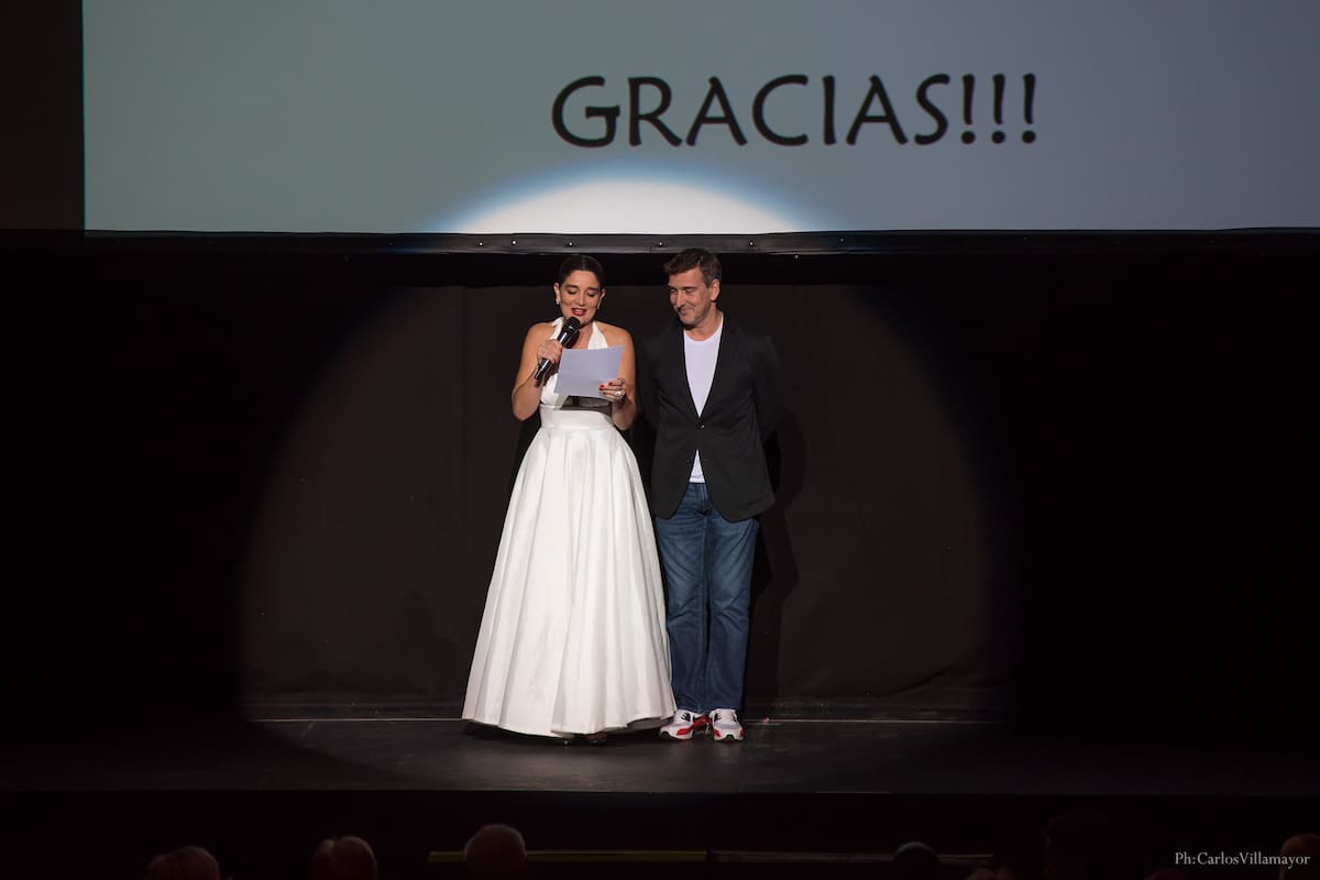 El ex bailarín celebró ayer con una fiesta con artistas invitados y amigos en el escenario del Teatro Coliseo; blanca y radiante, Verónica Varano condujo la noche