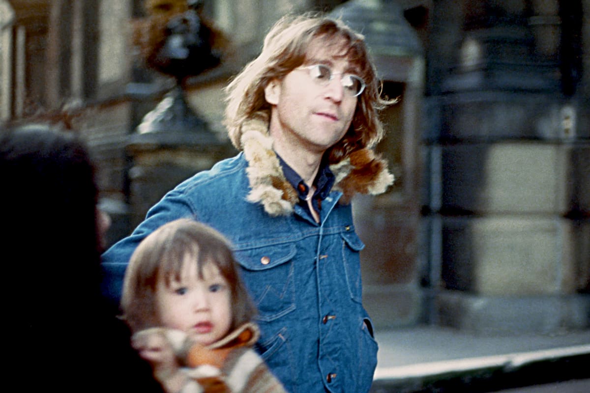 El ex Beatle John Lennon posa para una foto con su esposa, Yoko Ono, y su hijo Sean, en Nueva York, 1977