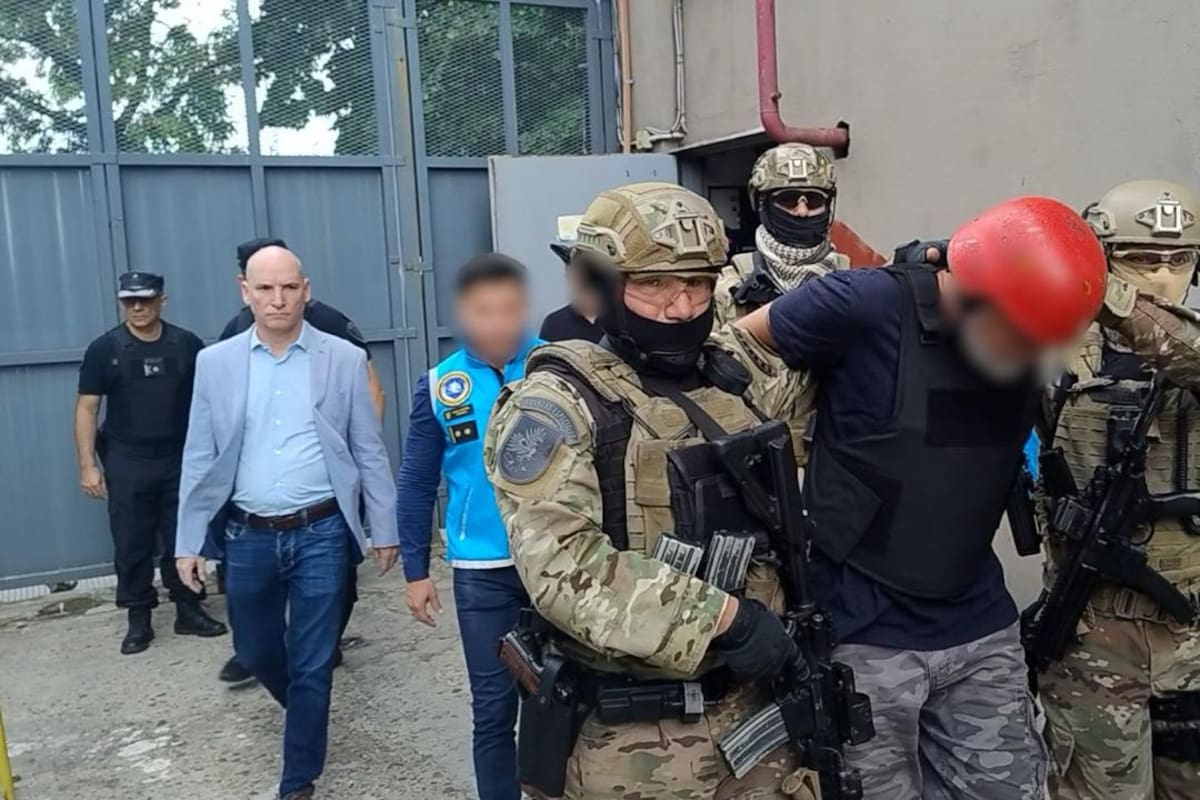 El ex comisario santafesino Juan José Raffo, acusado de integrar la Banda de Los Monos, que estaba prófugo desde hace más de dos años. Fue detenido en Barracas. Era cómplice con el jefe de la SIDE de Rosario.