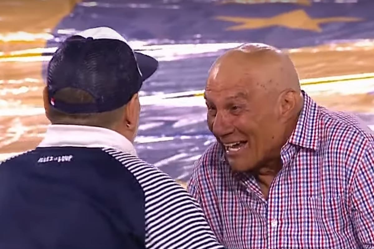 El ex compañero de Diego Maradona, Hugo Perotti, dijo que la idolatría de Maradona "Sobrepasa cualquier barrera de lo humano, de lo normal. Y creo que paga las consecuencias de todo eso".