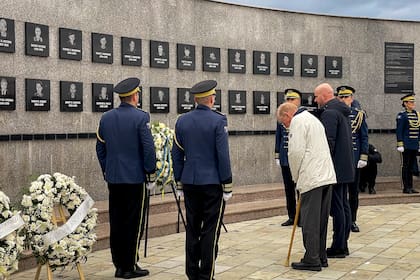 El ex diplomático estadounidense William Walker (d) en un memorial para kosovares muertos en la masacre perpetrada por fuerzas serbias en 1999 en Recak, Kosovo, el 15 de enero de 2024. (Foto AP /Zenel Zhinipotoku)