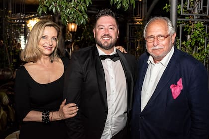El ex embajador en China, Diego Guelar, y su pareja, Viviana Fontanini, felicitaron a Jorge.