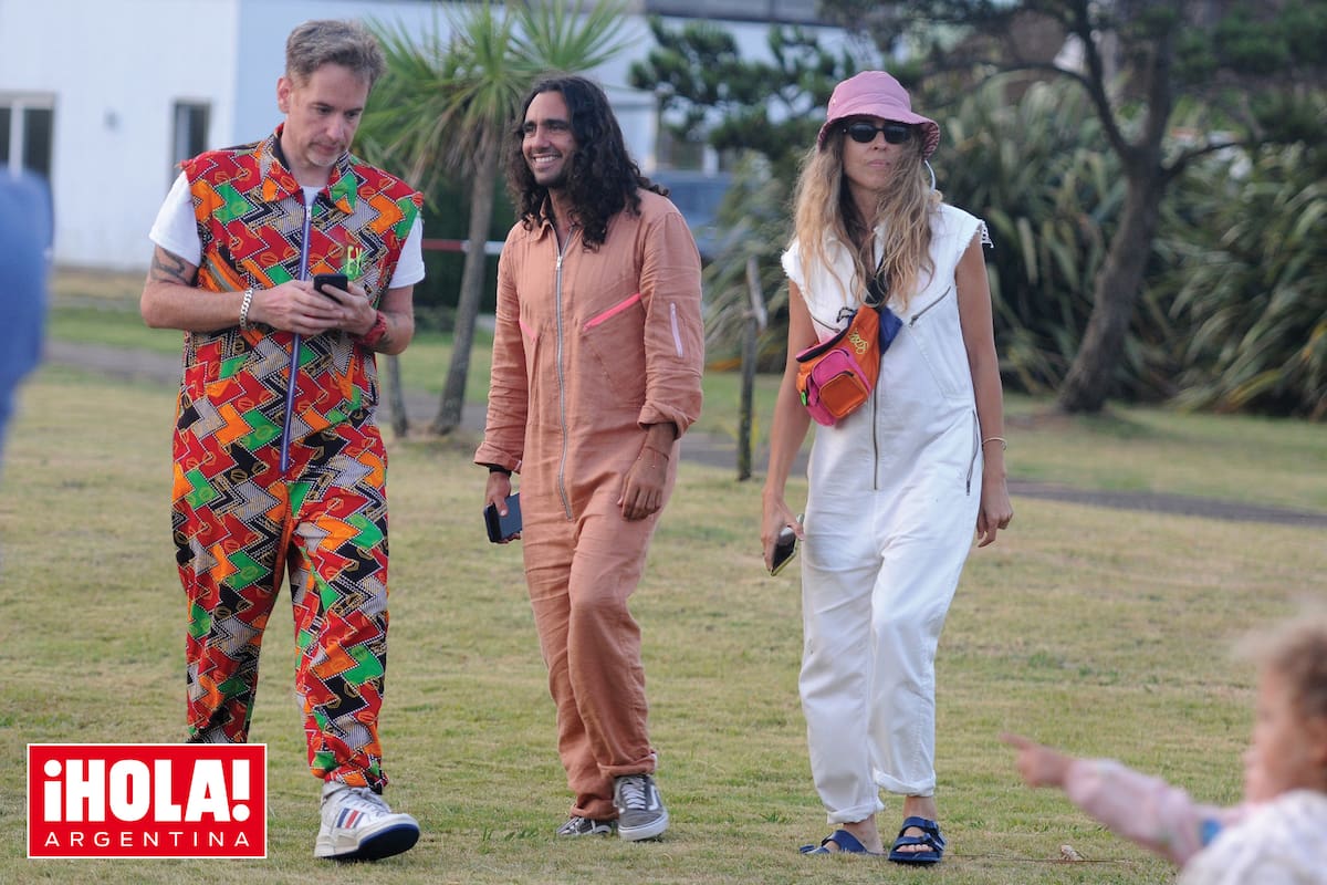 El ex futbolista (integró la Selección, jugó para Argentinos Juniors, River y Juventus, entre otros) y la diseñadora lucen su look favorito: overoles genderless customizados por artistas