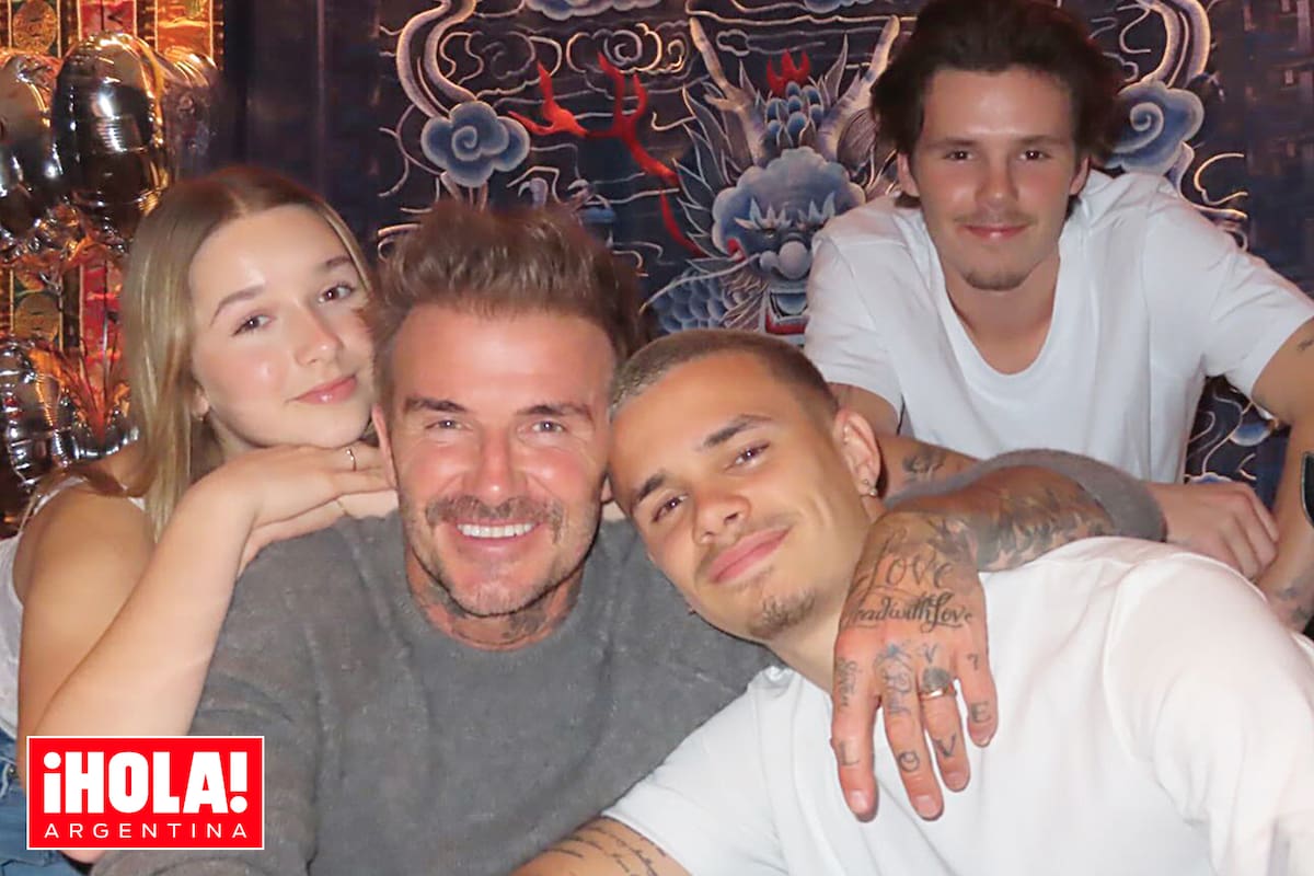 El ex futbolista posa con tres de sus cuatro hijos: Harper, Cruz y Romeo.