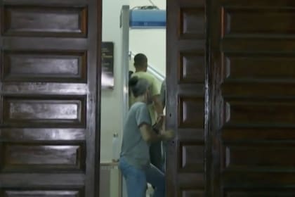 El ex futbolista Robinho se entrega ante las autoridades en Santos, Brasil; más tarde sería trasladado al penal de Tremembé, donde cumplirá nueve años de condena por violación