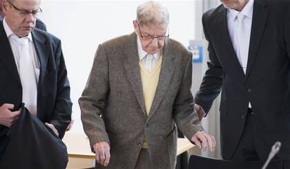 El ex guardia de Auschwitz Reinhold Hanning, en el tribunal de la localidad alemana de Detmold