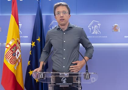 El ex líder de Más País y diputada de Sumar, Iñigo Errejón, durante una rueda de prensa posterior a la Junta de Portavoces, en el Congreso de los Diputados, a 28 de mayo de 2024, en Madrid.