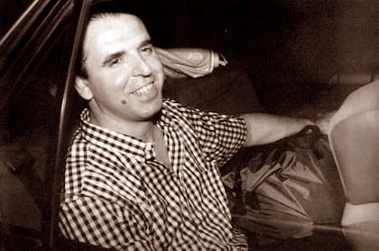El ex lider guerrillero Mario Firmenich abandona la noche del 29/12 el penal de Villa Devoto, a bordo de un automóvil, luego de ser beneficiado por el indulto presidencial. 29 de diciembre de 1990.