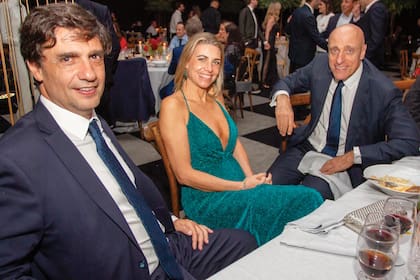 El ex ministro de Economía Hernán Lacunza, su mujer Adriana y el periodista Carlos Pagni.