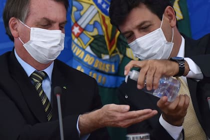 El ex ministro de salud, Luiz Henrique Mandetta, asegura que “el pueblo brasileño está sufriendo las consecuencias de una intervención militar burra Salud, con capitanes y coroneles que no tienen la menor noción de lo que están haciendo”