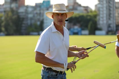 El ex polista Martín Orozco es uno de los instructores en la experiencia y el que hace una presentación antes de comenzar la práctica