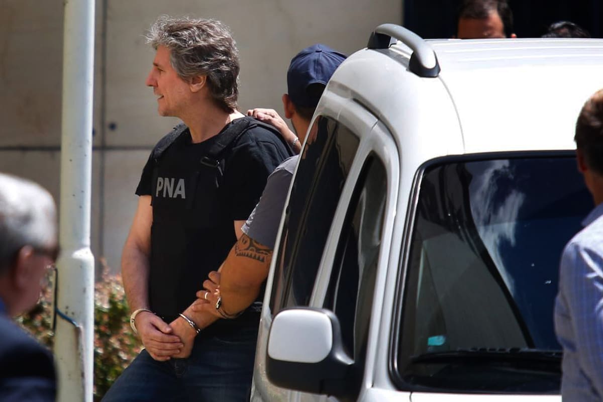 El ex presidente Amado Boudou, mientras es ingresado por efectivos federales a la alcaldía de los tribunales de Comodoro Py