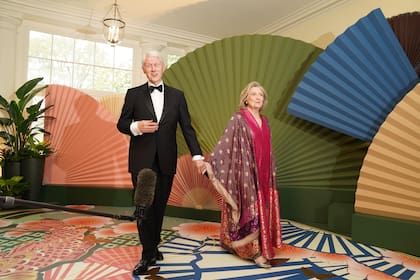El ex presidente Bill Clinton y la ex secretaria de estado Hillary Clinton llegan a una cena de estado en la Casa Blanca en honor al primer ministro japonés Fumio Kishida el miércoles 10 de abril de 2024.