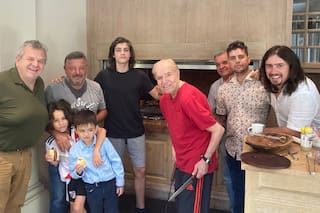 En las redes. La foto de Menem, el "gran" asador