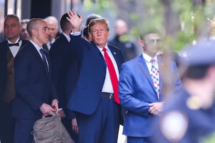 El ex presidente de Estados Unidos, Donald Trump, parte del Trump Tower hacia el Tribunal Penal de Manhattan para asistir al primer día de su juicio en la ciudad de Nueva York el 15 de abril de 2024.