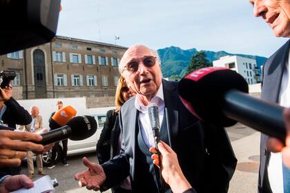 El ex presidente de la FIFA Joseph Blatter habla con la prensa al salir del tribunal federal en 
Bellinzona, Suiza, el miércoles 8 de junio de 2022. (Alessandro Crinari/Keystone vía AP)