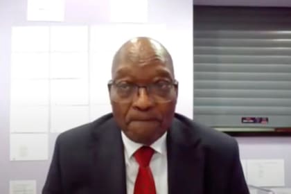 El ex presidente de Sudáfrica Jacob Zuma, aparece en una pantalla virtualmente desde el centro de servicios penitenciarios de Estcourt, en Pietermaritzburg, Sudáfrica, donde se reanuda su juicio por corrupción