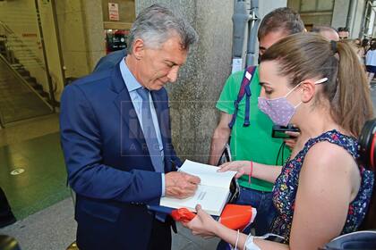 El ex presidente firmó ejemplares de su libro autobiográfico después de la presentación, que se celebró con aforo limitado en el Círculo de Bellas Artes de Madrid.