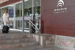 Tras el escándalo, ordenaron allanar un sanatorio y la empresa de medicina prepaga