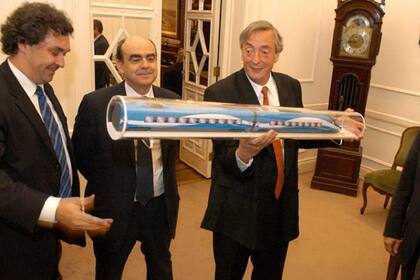 El expresidente Kirchner, viendo la maqueta del tren bala; a su izquierda, Ricardo Jaime,es ministro de Transporte