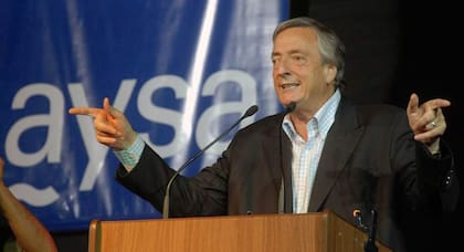 Néstor Kirchner, en una fiesta de fin de año de AYSA, en el Pabellón Cinco de Costa Salguero