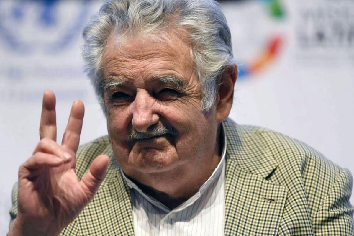 El ex presidente uruguayo dijo que "ese bichito (por el coronavirus) ha demostrado la cantidad de cosas superfluas que tenemos"