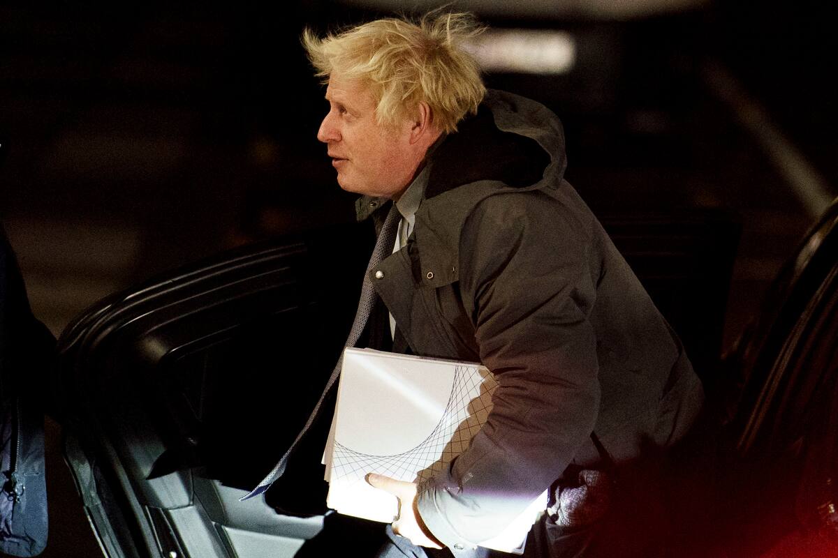 El ex primer ministro británico Boris Johnson llega al lugar donde se celebra una investigación sobre el COVID-19 en Londres, este miércoles