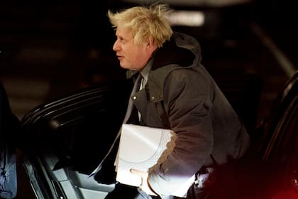 El ex primer ministro británico Boris Johnson llega al lugar donde se celebra una investigación sobre el COVID-19 en Londres, este miércoles