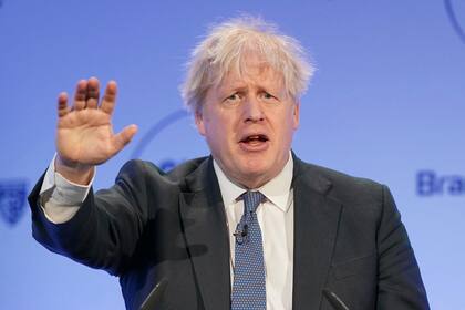 El ex primer ministro de Gran Bretaña Boris Johnson habla durante una cumbre energética en Londres, el jueves 2 de marzo de 2023. (Jonathan Brady/PA vía AP)