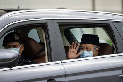 El ex primer ministro de Malasia Mahathir Mohamad, derecha, saluda al público al salir del Palacio Nacional tras reunirse con el rey en Kuala Lumpur el jueves, 10 de junio del 2021. (AP Foto/Vincent Thian)