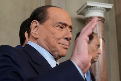 El ex primer ministro italiano, presidente del partido Forza Italia Silvio Berlusconi saluda a la prensa al salir del palacio presidencial de Quirinal en Roma, 21 de octubre de 2022