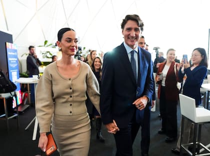 El ex primer ministro Justin Trudeau y Katy Perry se dan la mano al salir de un evento durante el Foro Económico Mundial en Davos, Suiza, el martes 20 de enero de 2026