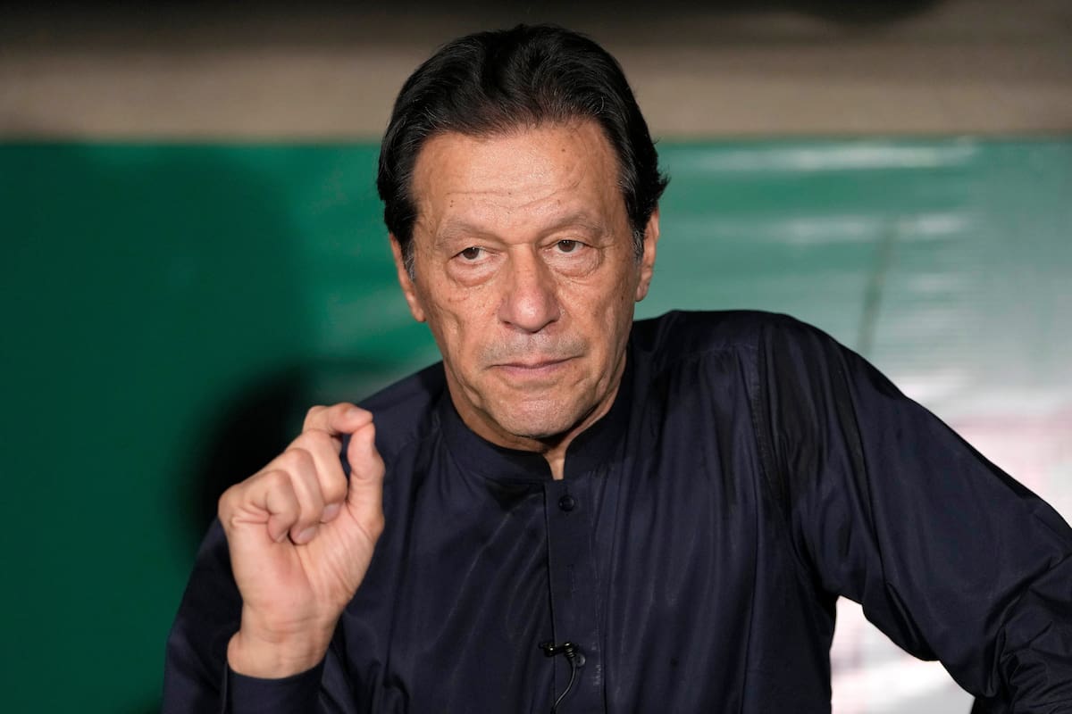 El ex primer ministro paquistaní Imran Khan en conferencia de prensa en Lahore, Pakistán, el 18 de m