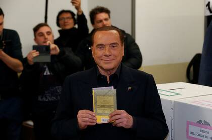 El ex primer ministro, protagonista de varios escándalos sexuales, busca volver al ruedo a los 81 años